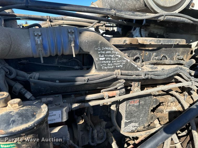 image for item DV0614 2000 Freightliner  FLD120 box truck