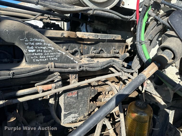 image for item DV0614 2000 Freightliner  FLD120 box truck