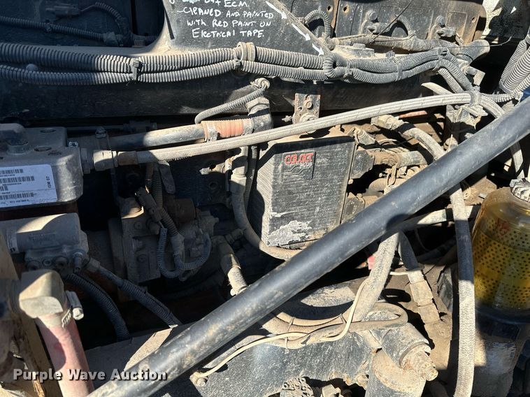 image for item DV0614 2000 Freightliner  FLD120 box truck