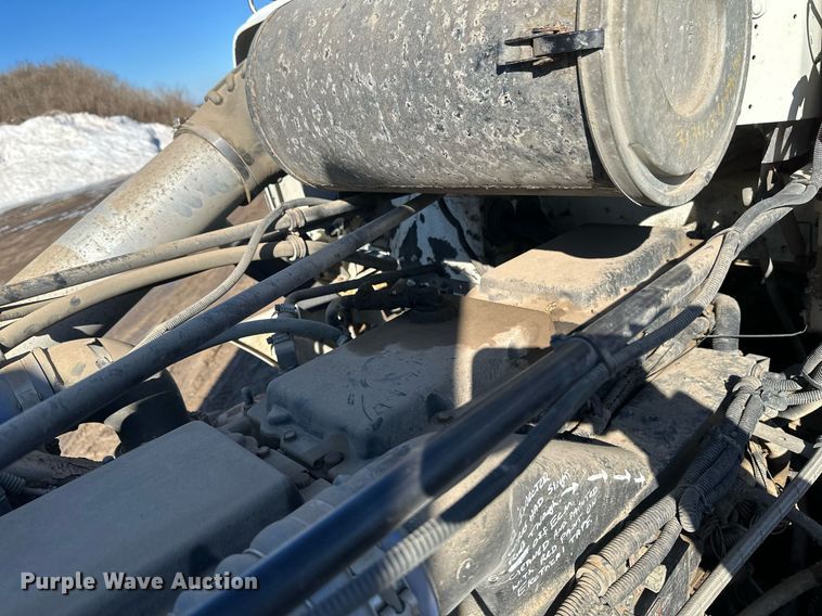 image for item DV0614 2000 Freightliner  FLD120 box truck