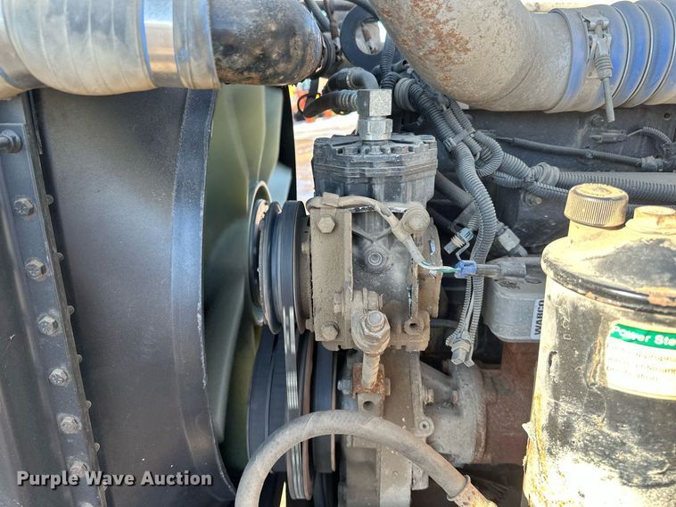 image for item DV0614 2000 Freightliner  FLD120 box truck