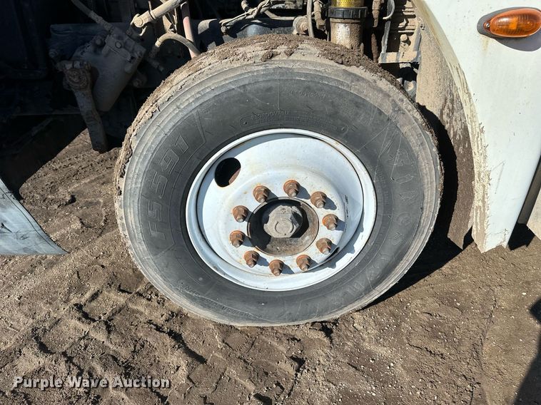 image for item DV0614 2000 Freightliner  FLD120 box truck