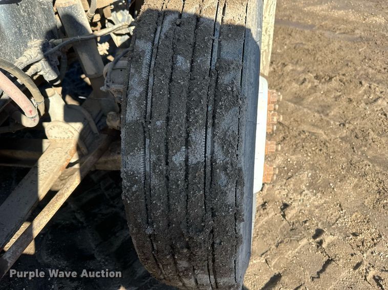 image for item DV0614 2000 Freightliner  FLD120 box truck