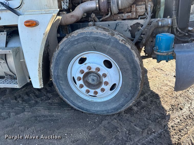 image for item DV0614 2000 Freightliner  FLD120 box truck