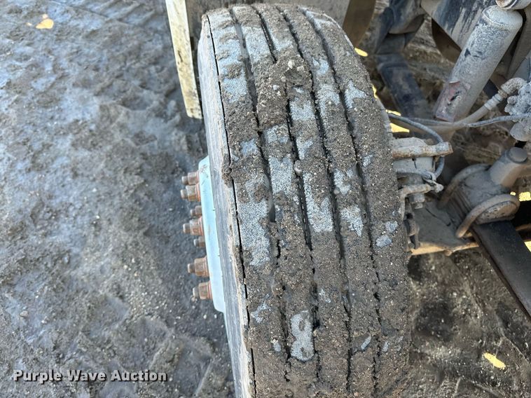 image for item DV0614 2000 Freightliner  FLD120 box truck