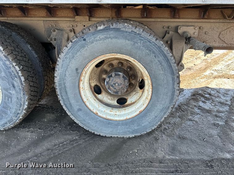 image for item DV0614 2000 Freightliner  FLD120 box truck