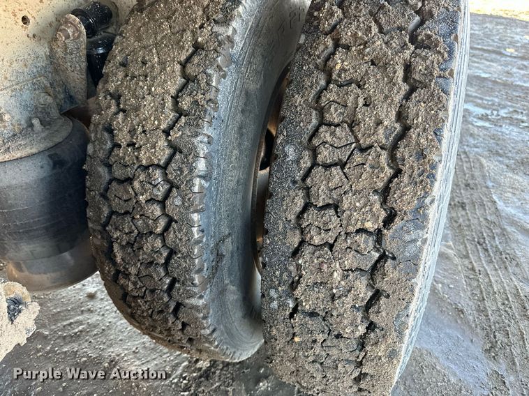 image for item DV0614 2000 Freightliner  FLD120 box truck