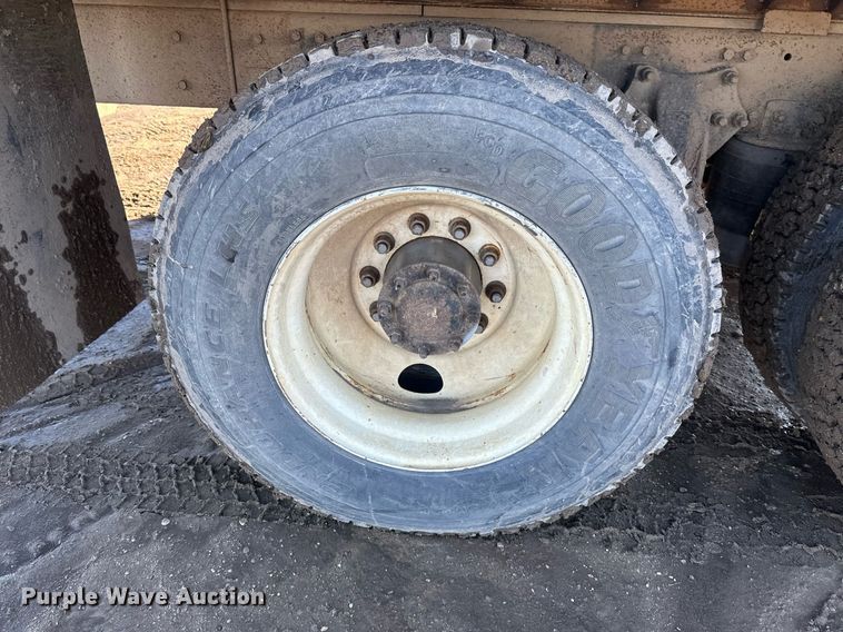 image for item DV0614 2000 Freightliner  FLD120 box truck