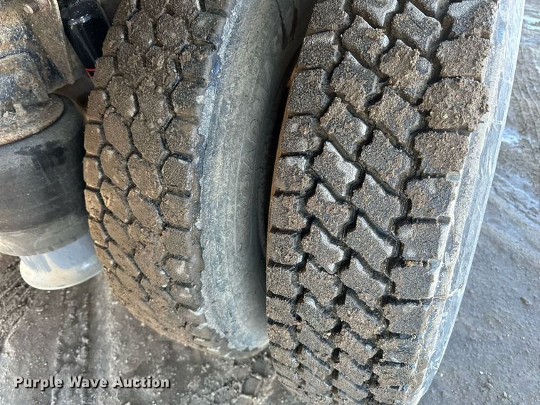 image for item DV0614 2000 Freightliner  FLD120 box truck