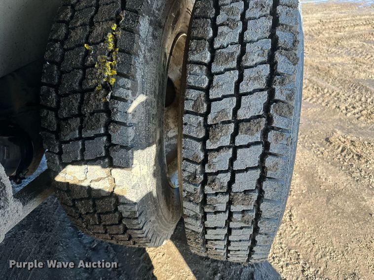 image for item DV0614 2000 Freightliner  FLD120 box truck