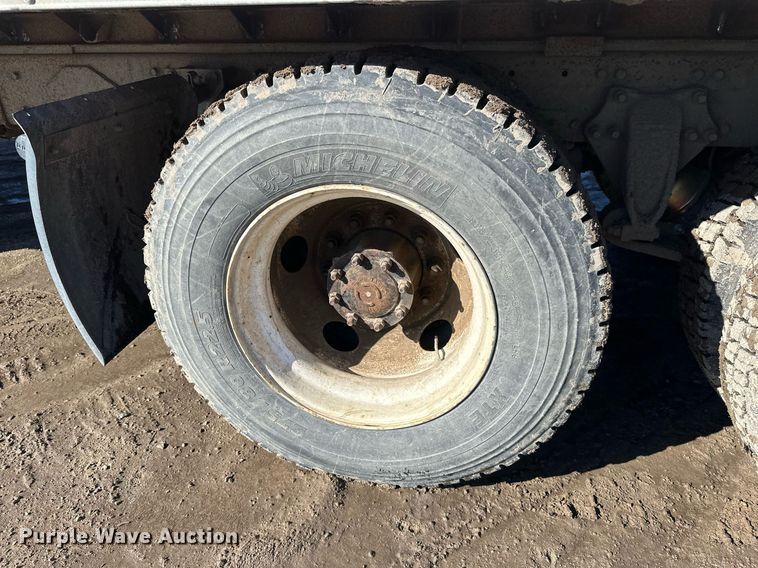 image for item DV0614 2000 Freightliner  FLD120 box truck