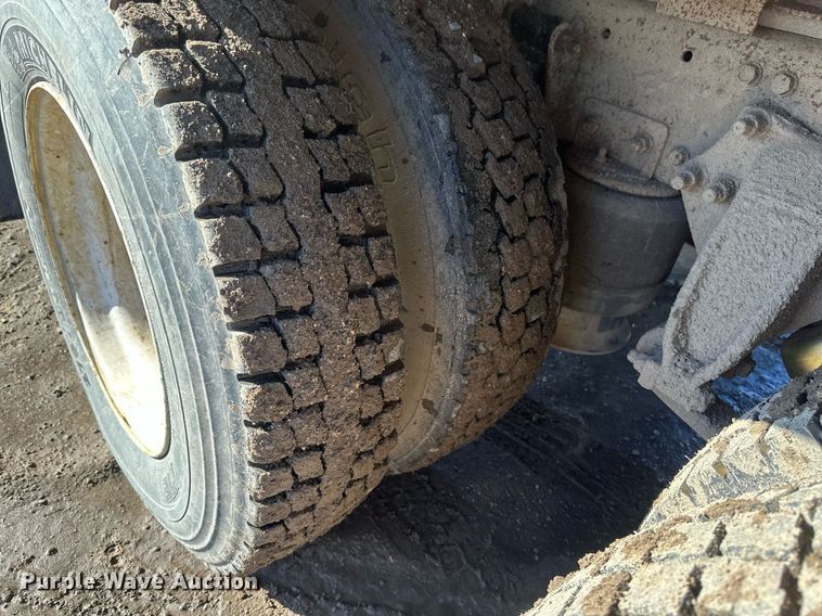 image for item DV0614 2000 Freightliner  FLD120 box truck