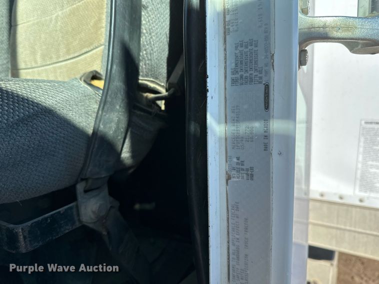 image for item DV0614 2000 Freightliner  FLD120 box truck