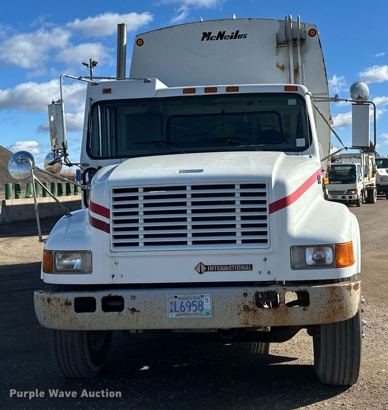 image for item DV0624 2001 International  4700 refuse truck