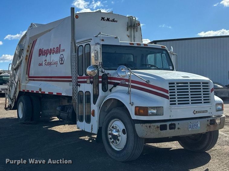 image for item DV0624 2001 International  4700 refuse truck