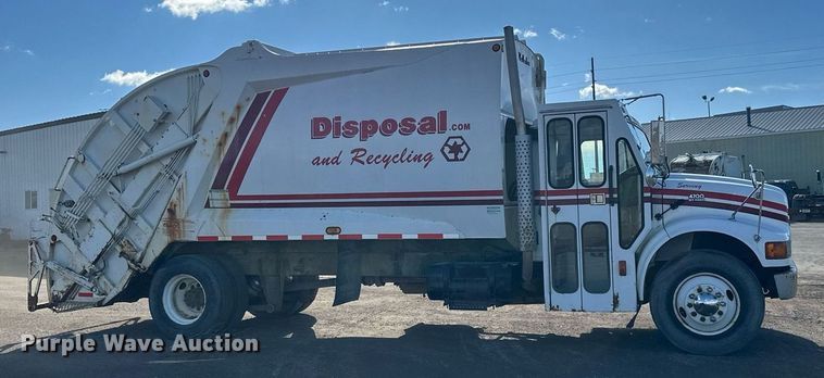 image for item DV0624 2001 International  4700 refuse truck