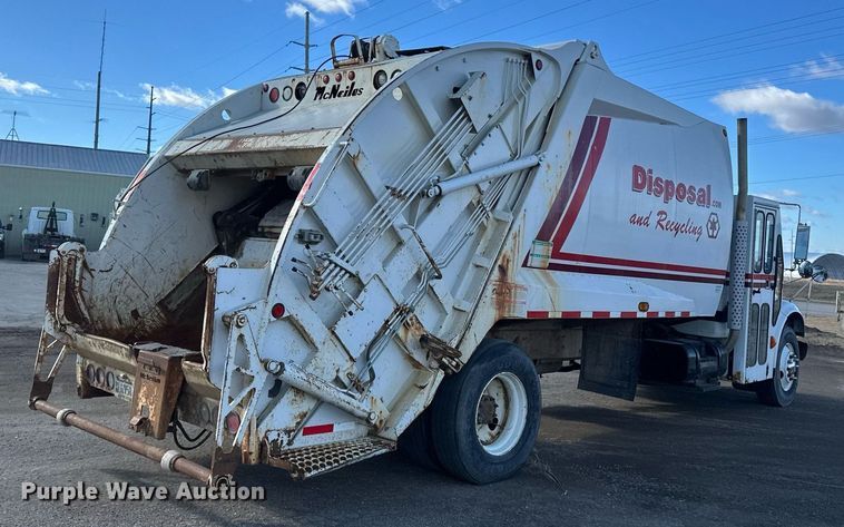 image for item DV0624 2001 International  4700 refuse truck