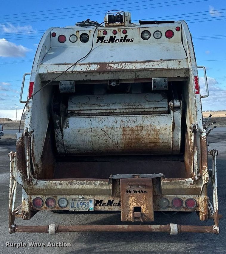 image for item DV0624 2001 International  4700 refuse truck