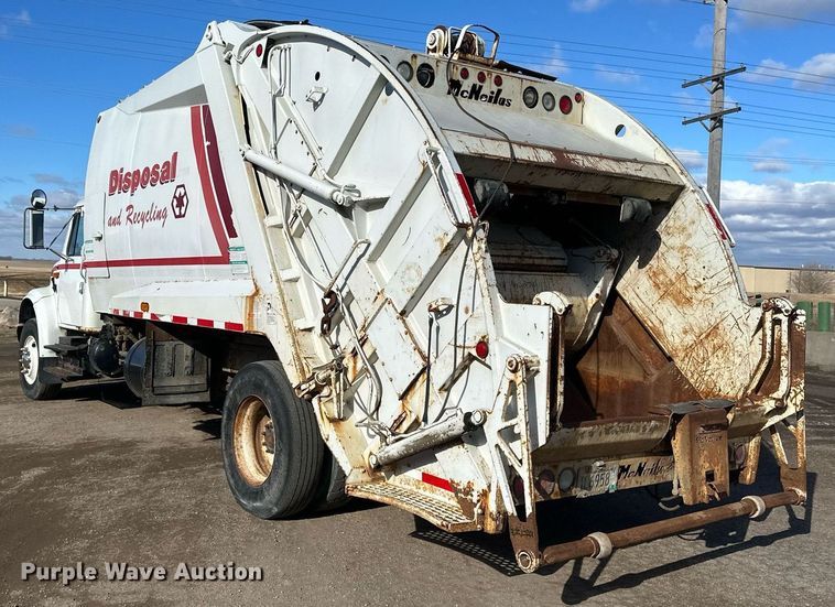 image for item DV0624 2001 International  4700 refuse truck