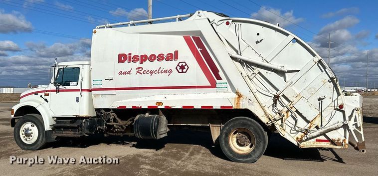 image for item DV0624 2001 International  4700 refuse truck