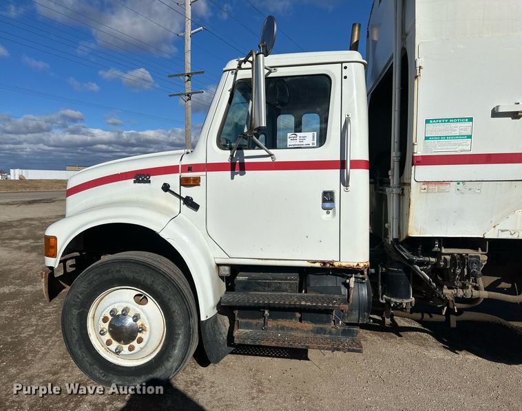 image for item DV0624 2001 International  4700 refuse truck