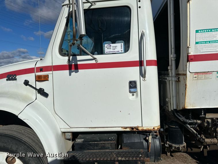 image for item DV0624 2001 International  4700 refuse truck