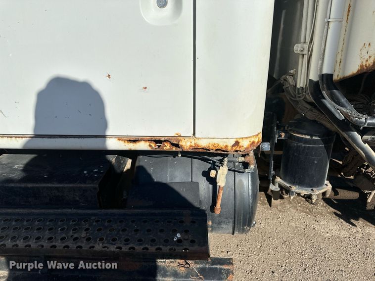 image for item DV0624 2001 International  4700 refuse truck