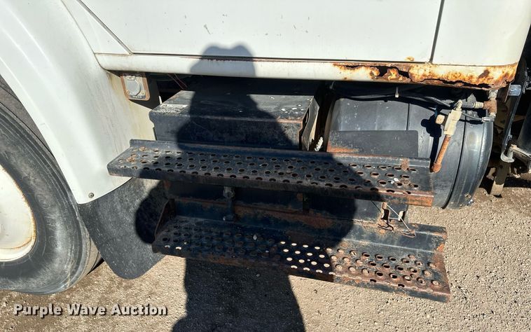 image for item DV0624 2001 International  4700 refuse truck