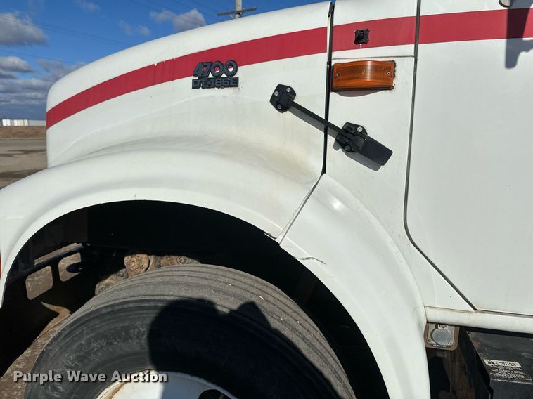 image for item DV0624 2001 International  4700 refuse truck