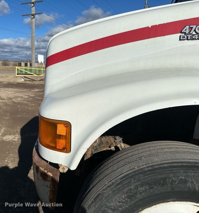 image for item DV0624 2001 International  4700 refuse truck