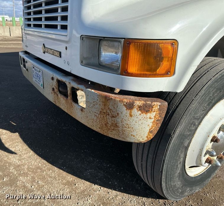 image for item DV0624 2001 International  4700 refuse truck