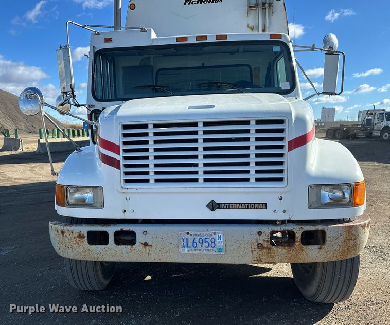 image for item DV0624 2001 International  4700 refuse truck