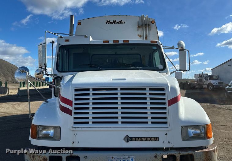 image for item DV0624 2001 International  4700 refuse truck