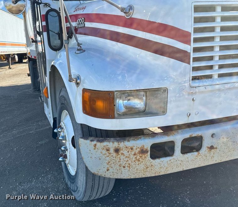 image for item DV0624 2001 International  4700 refuse truck