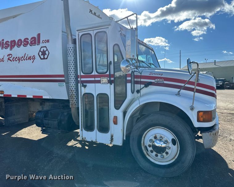 image for item DV0624 2001 International  4700 refuse truck