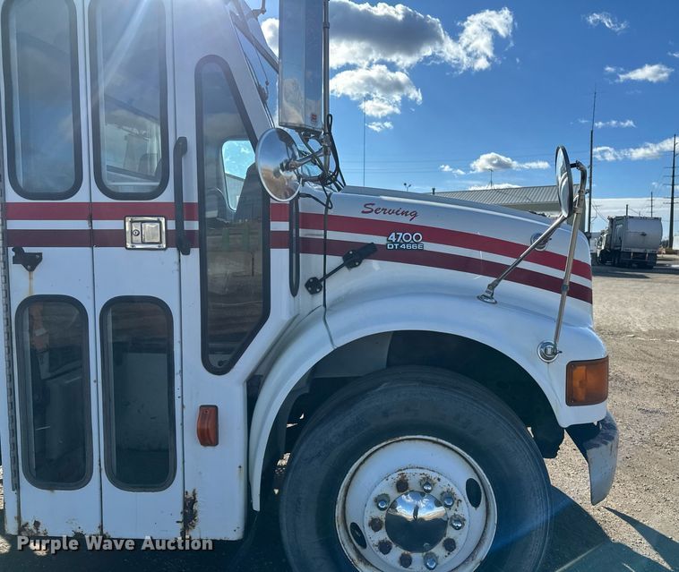 image for item DV0624 2001 International  4700 refuse truck