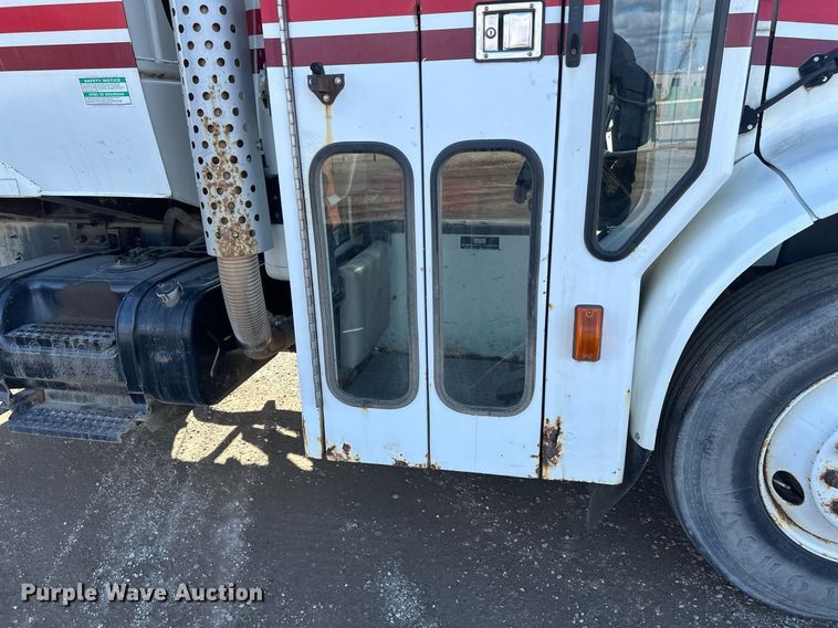 image for item DV0624 2001 International  4700 refuse truck