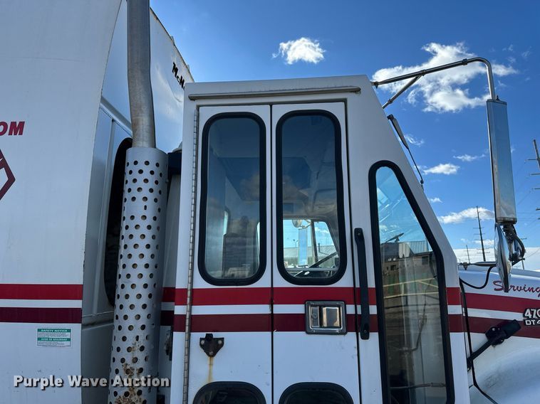 image for item DV0624 2001 International  4700 refuse truck