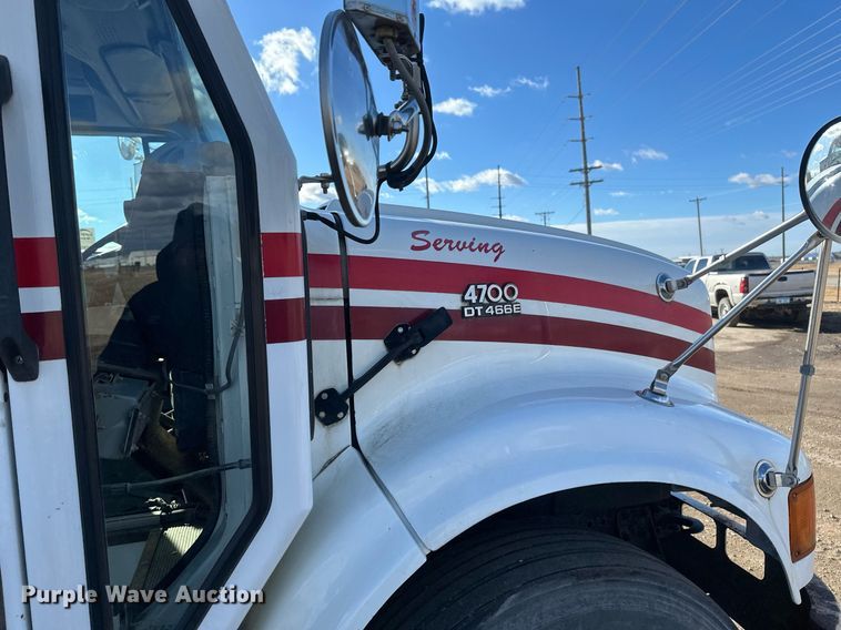 image for item DV0624 2001 International  4700 refuse truck