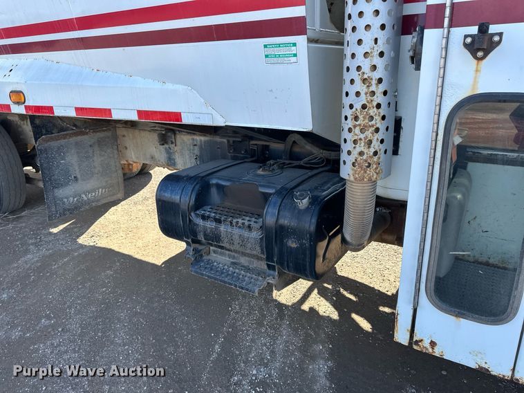 image for item DV0624 2001 International  4700 refuse truck