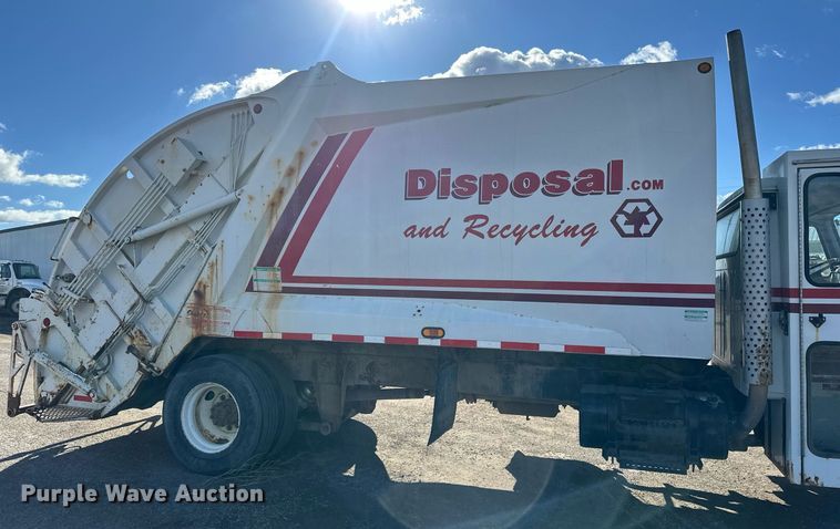 image for item DV0624 2001 International  4700 refuse truck