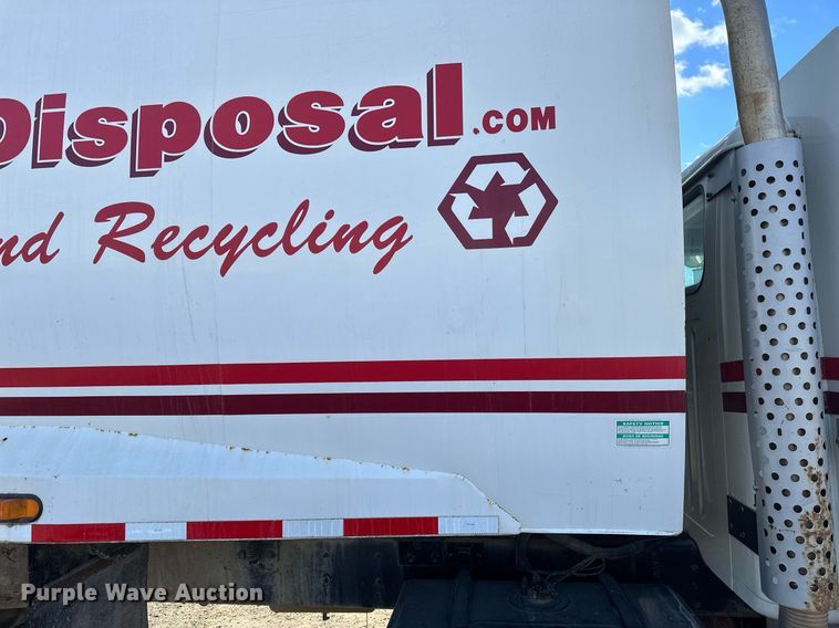 image for item DV0624 2001 International  4700 refuse truck