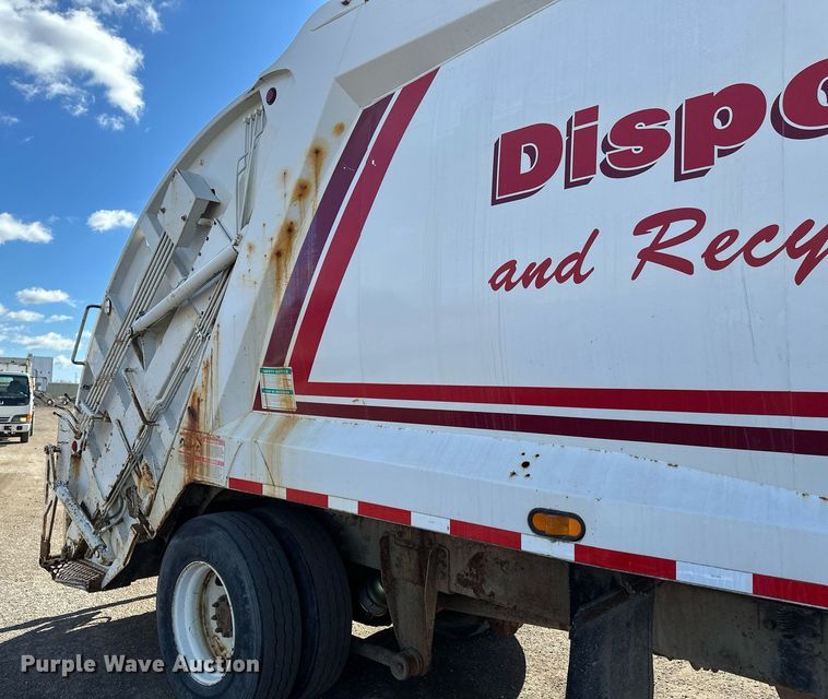 image for item DV0624 2001 International  4700 refuse truck