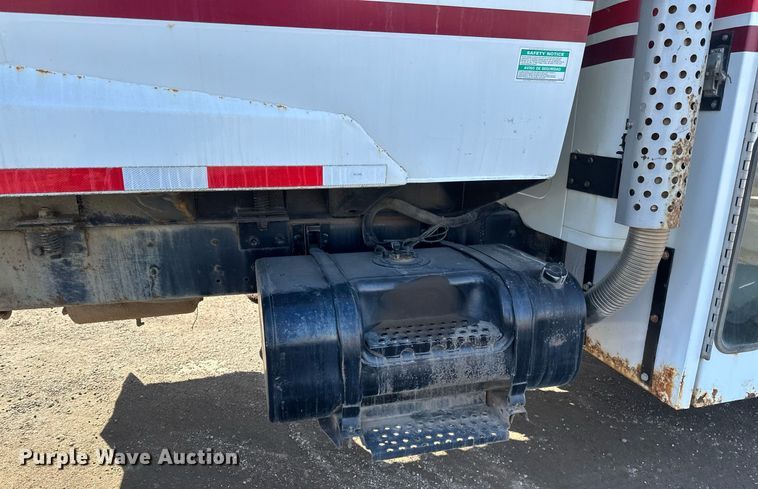 image for item DV0624 2001 International  4700 refuse truck