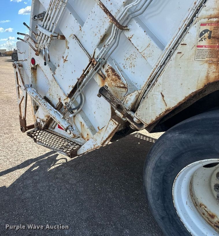 image for item DV0624 2001 International  4700 refuse truck