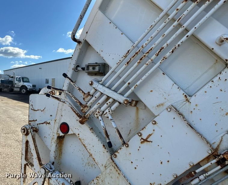 image for item DV0624 2001 International  4700 refuse truck