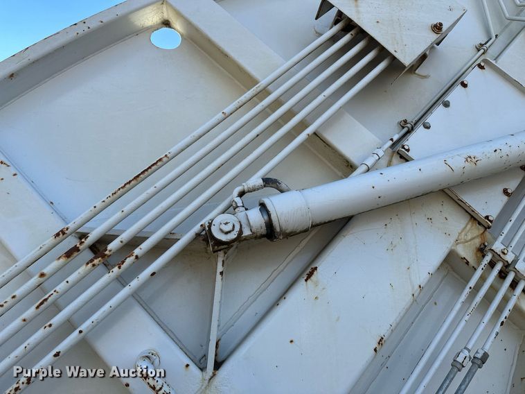 image for item DV0624 2001 International  4700 refuse truck