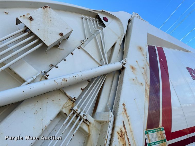 image for item DV0624 2001 International  4700 refuse truck