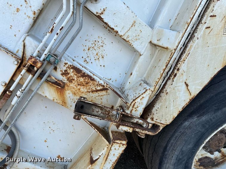 image for item DV0624 2001 International  4700 refuse truck