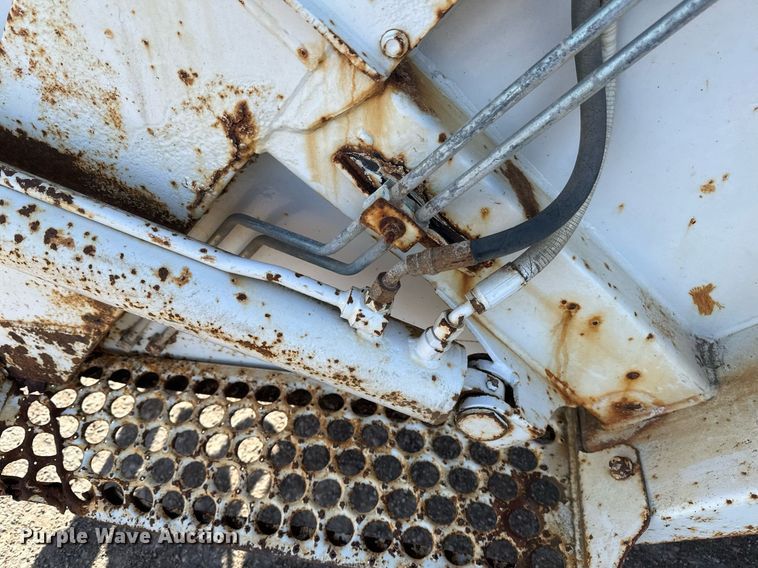 image for item DV0624 2001 International  4700 refuse truck